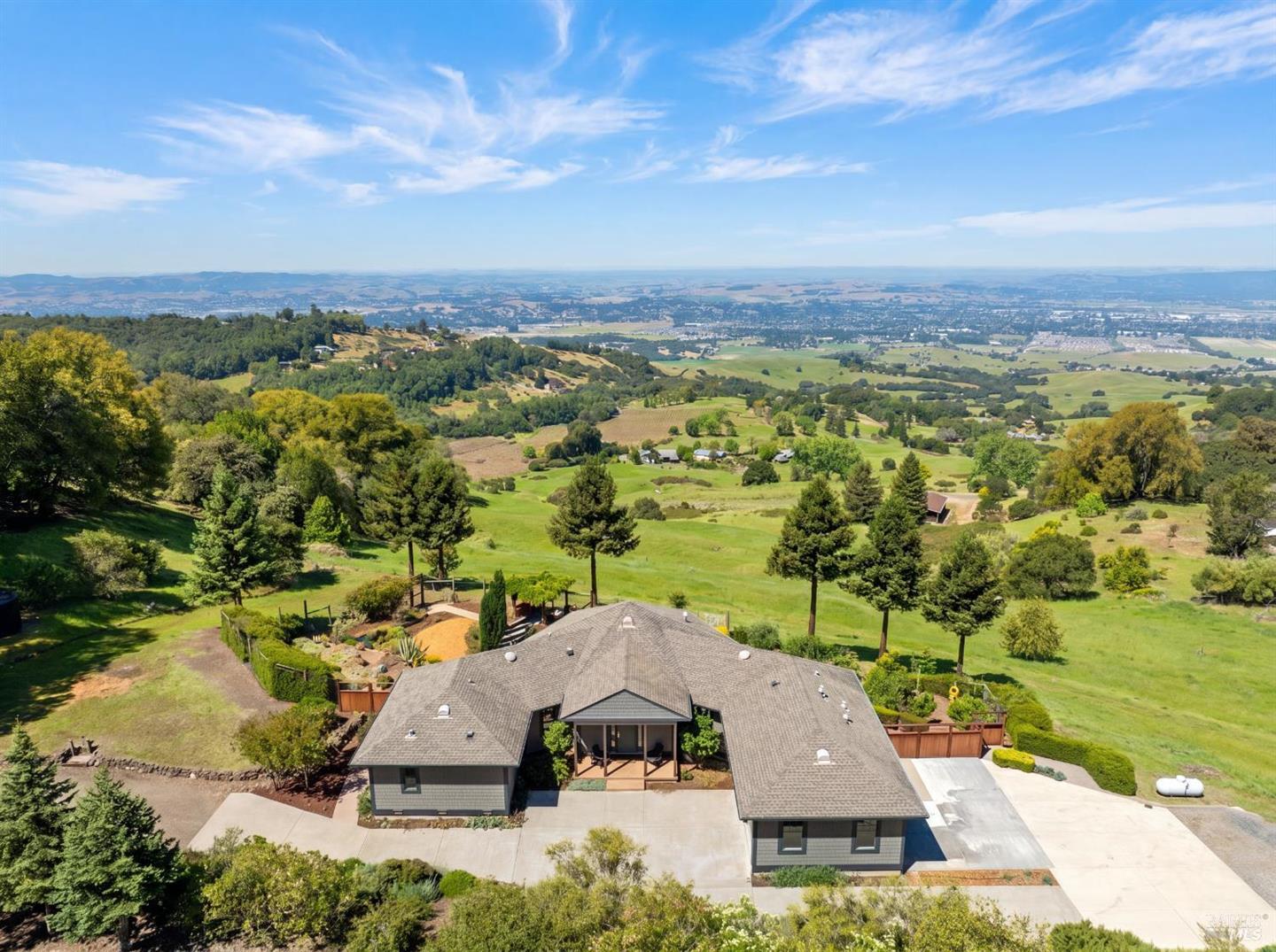 6649 Round Oak Road, Penngrove