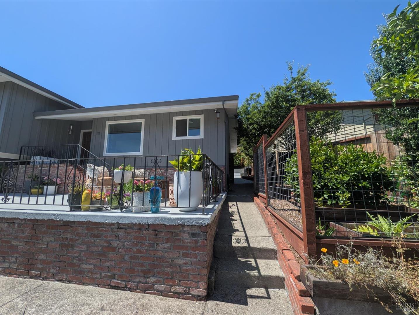 211 Hill Boulevard photo 3