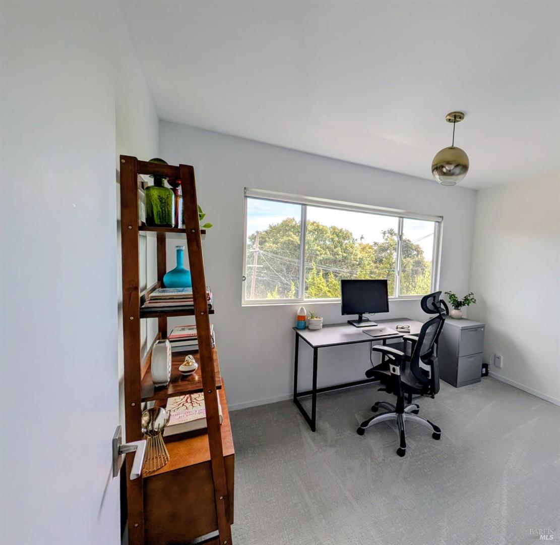 211 Hill Boulevard photo 33