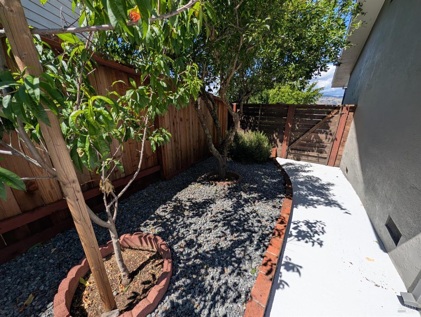 211 Hill Boulevard photo 37