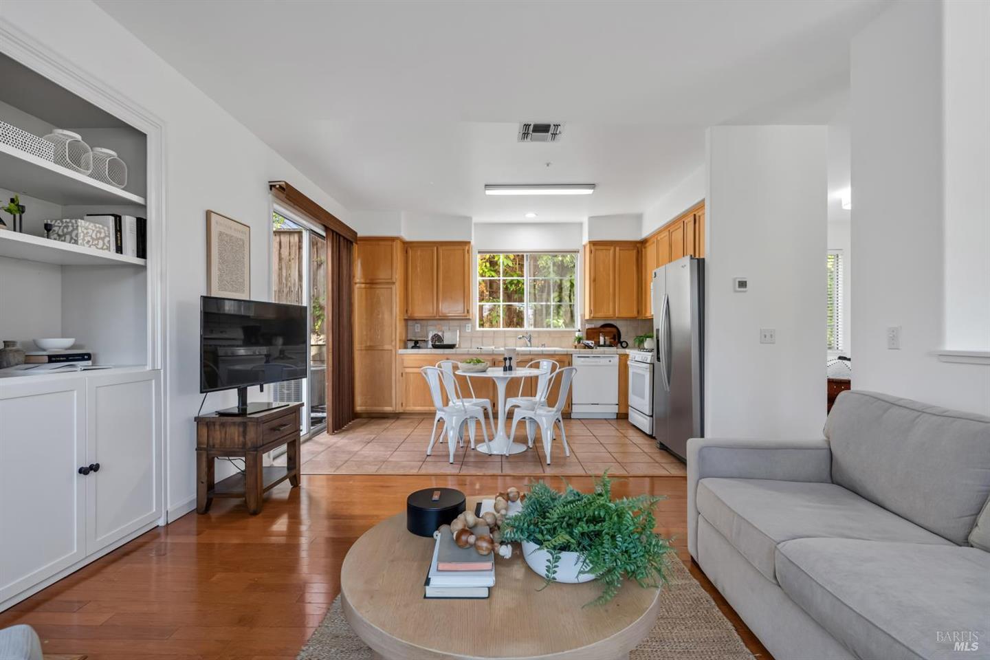 1073 Warren Drive photo 11