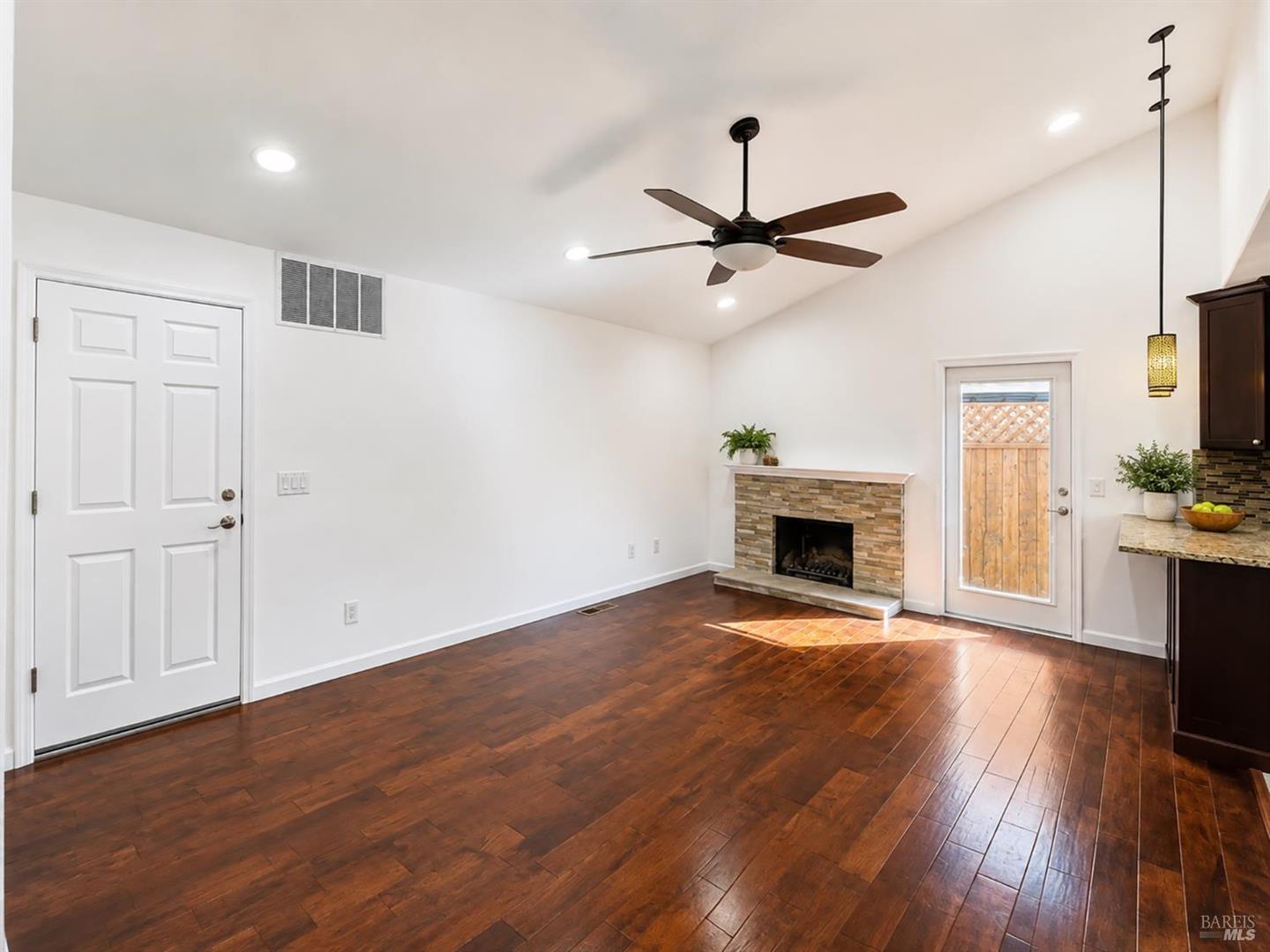 1641 E Madison Street photo 8