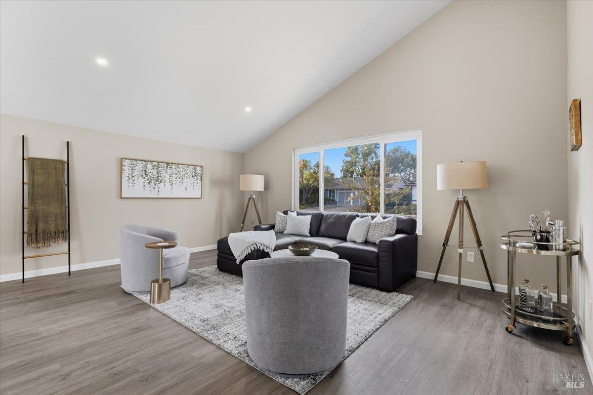 492 Albert Way photo 6