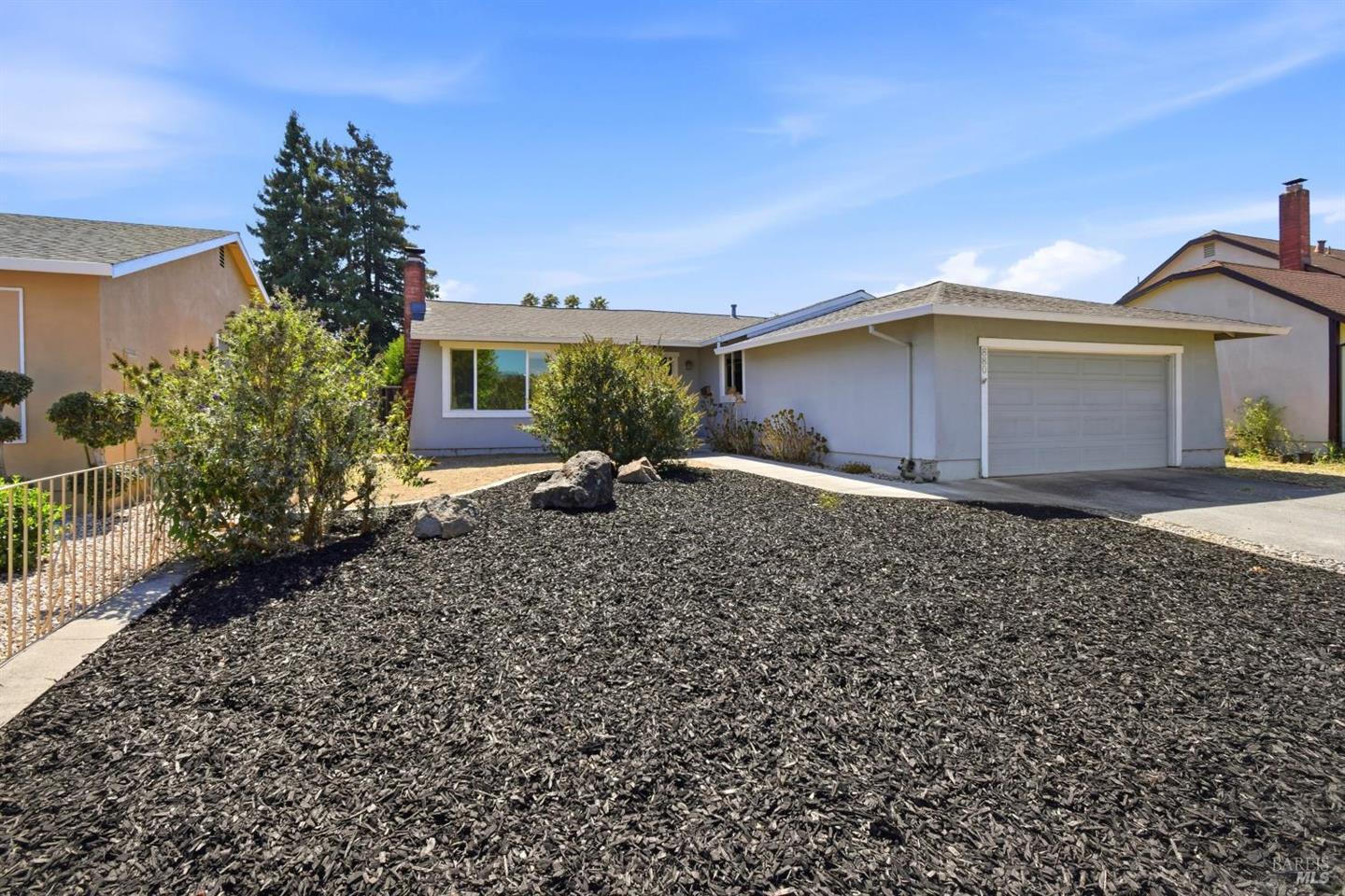 880 Crinella Drive photo 2