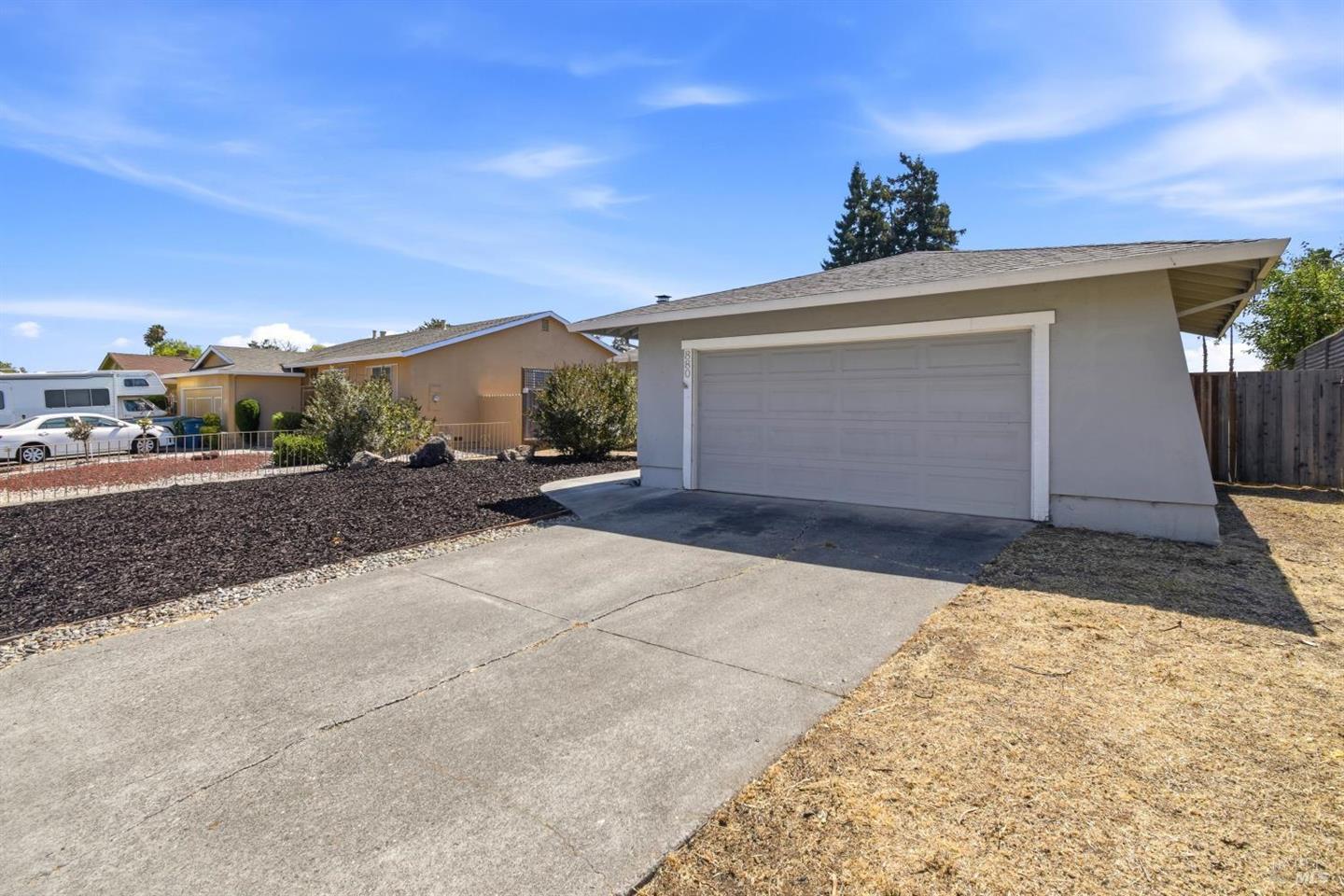 880 Crinella Drive photo 3