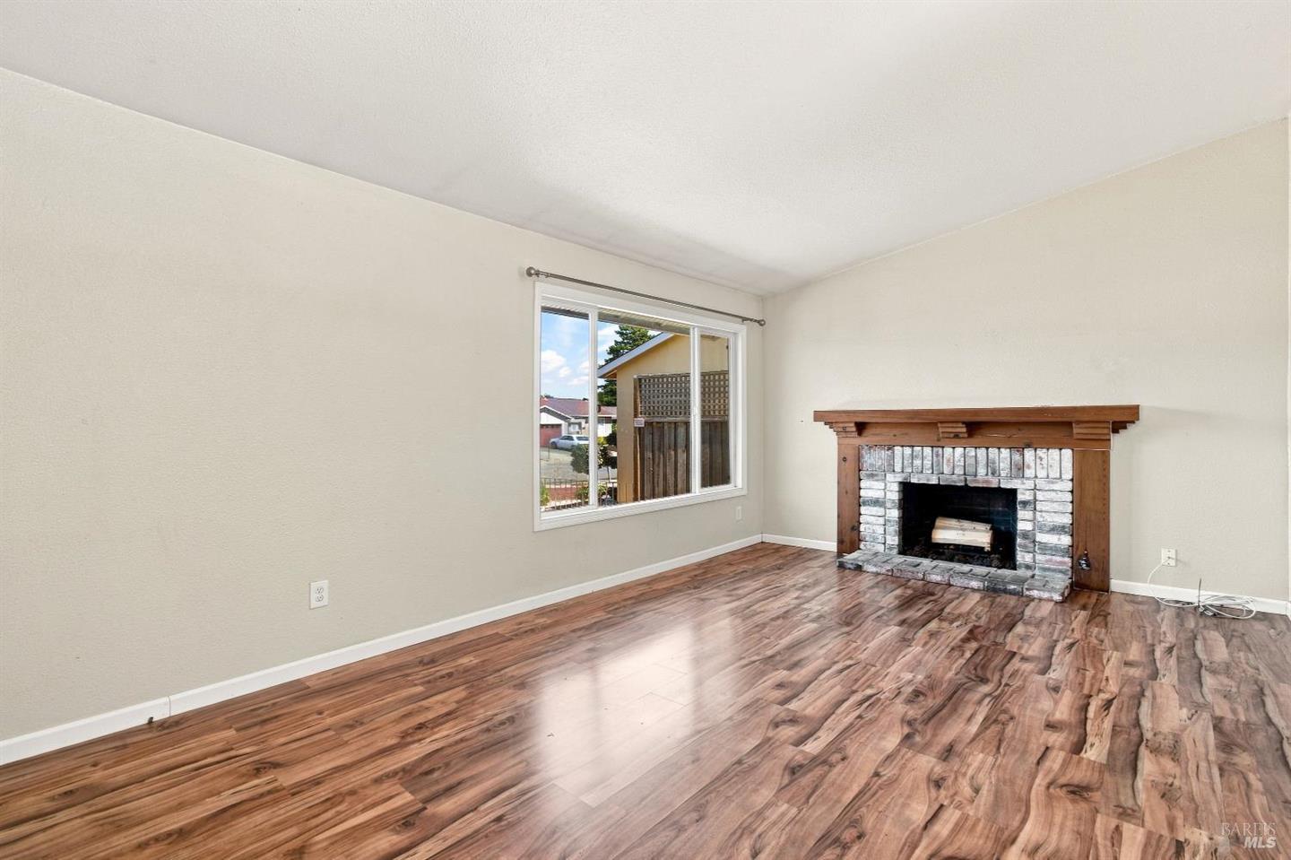 880 Crinella Drive photo 4
