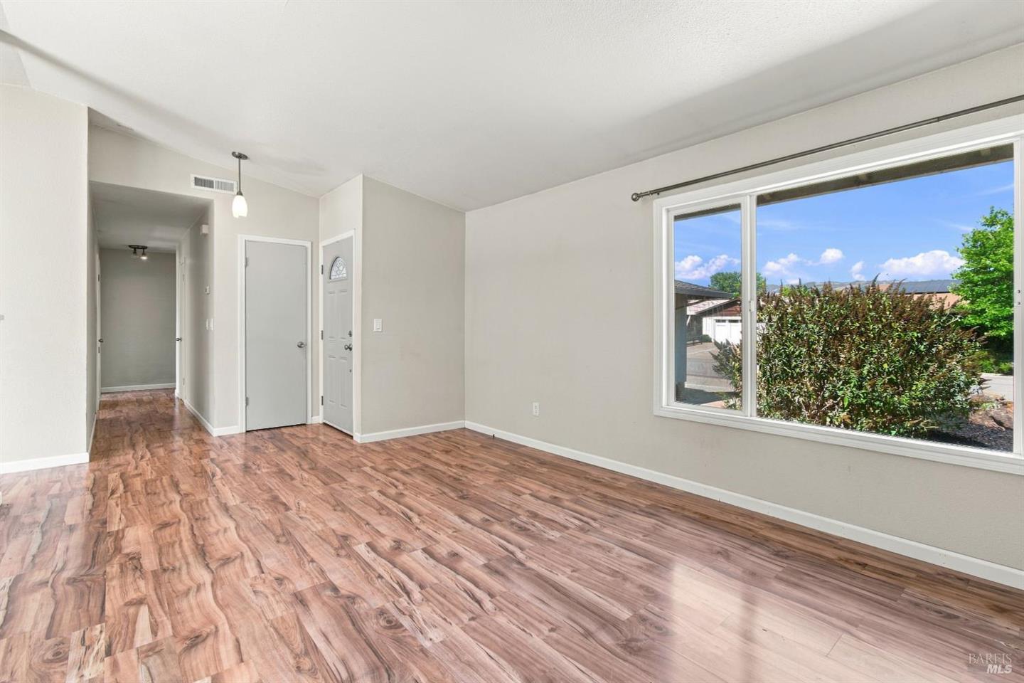 880 Crinella Drive photo 6
