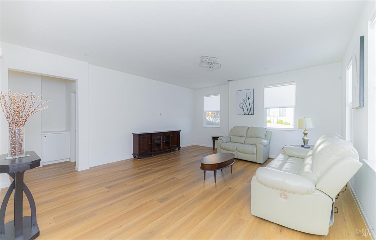 585 Sapphire Street photo 4