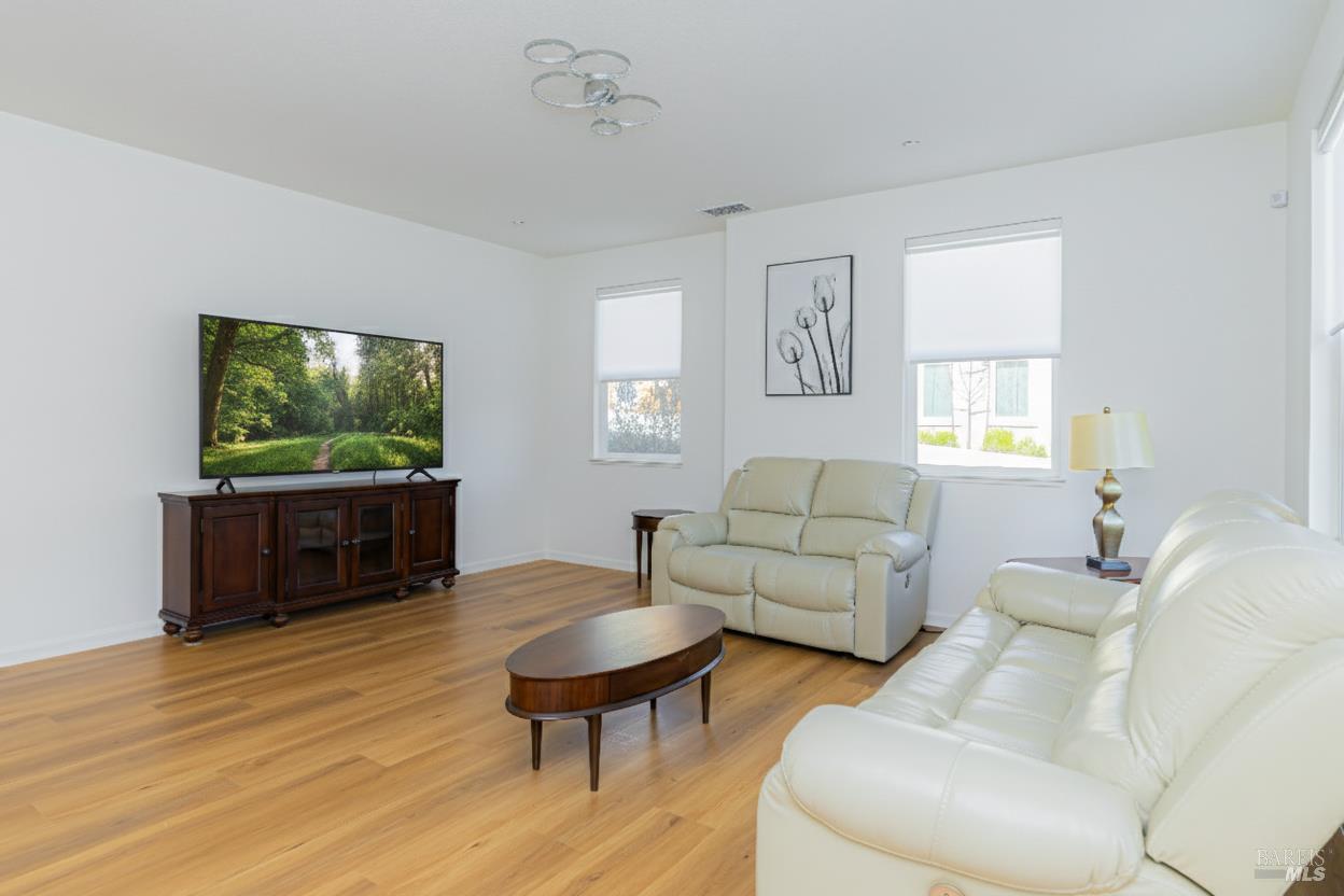 585 Sapphire Street photo 6