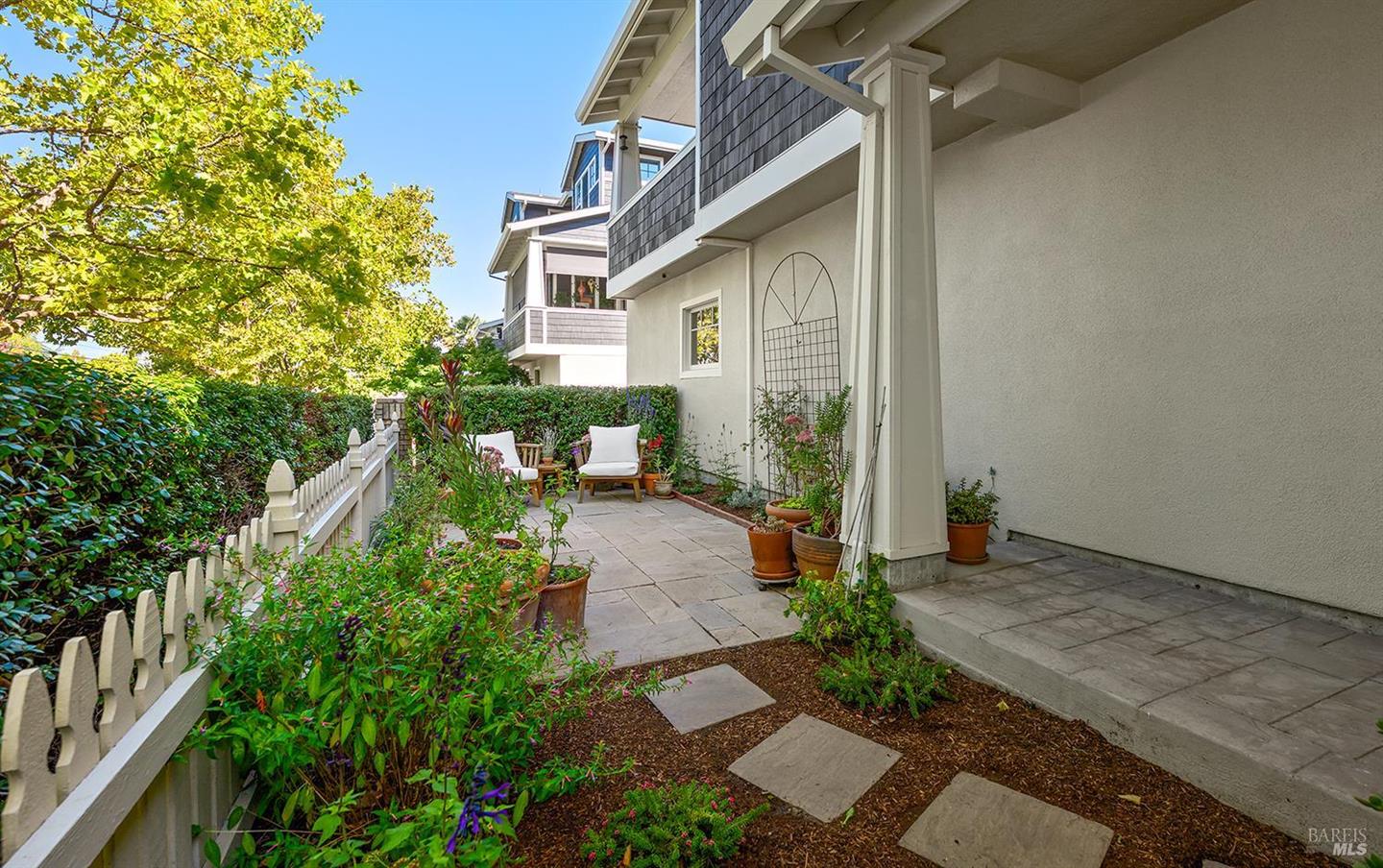326 Liberty Street photo 4