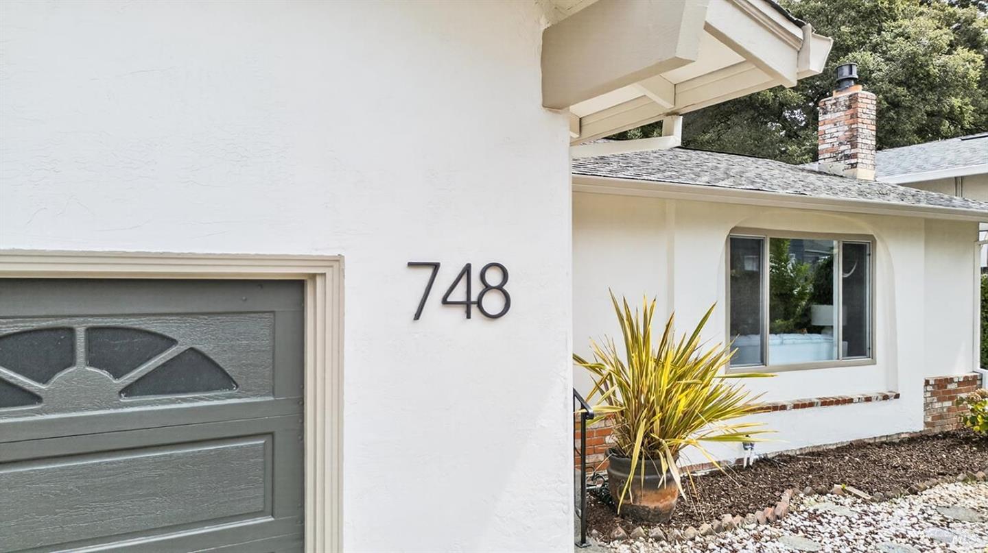 748 Paula Lane photo 3
