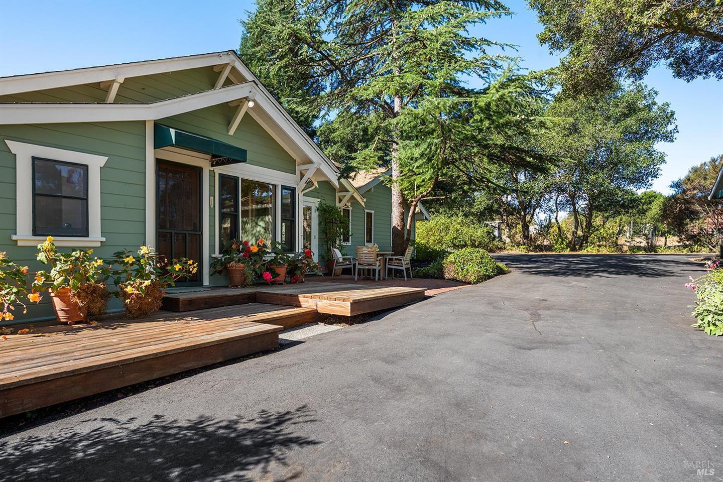 690 Palm Avenue photo 3