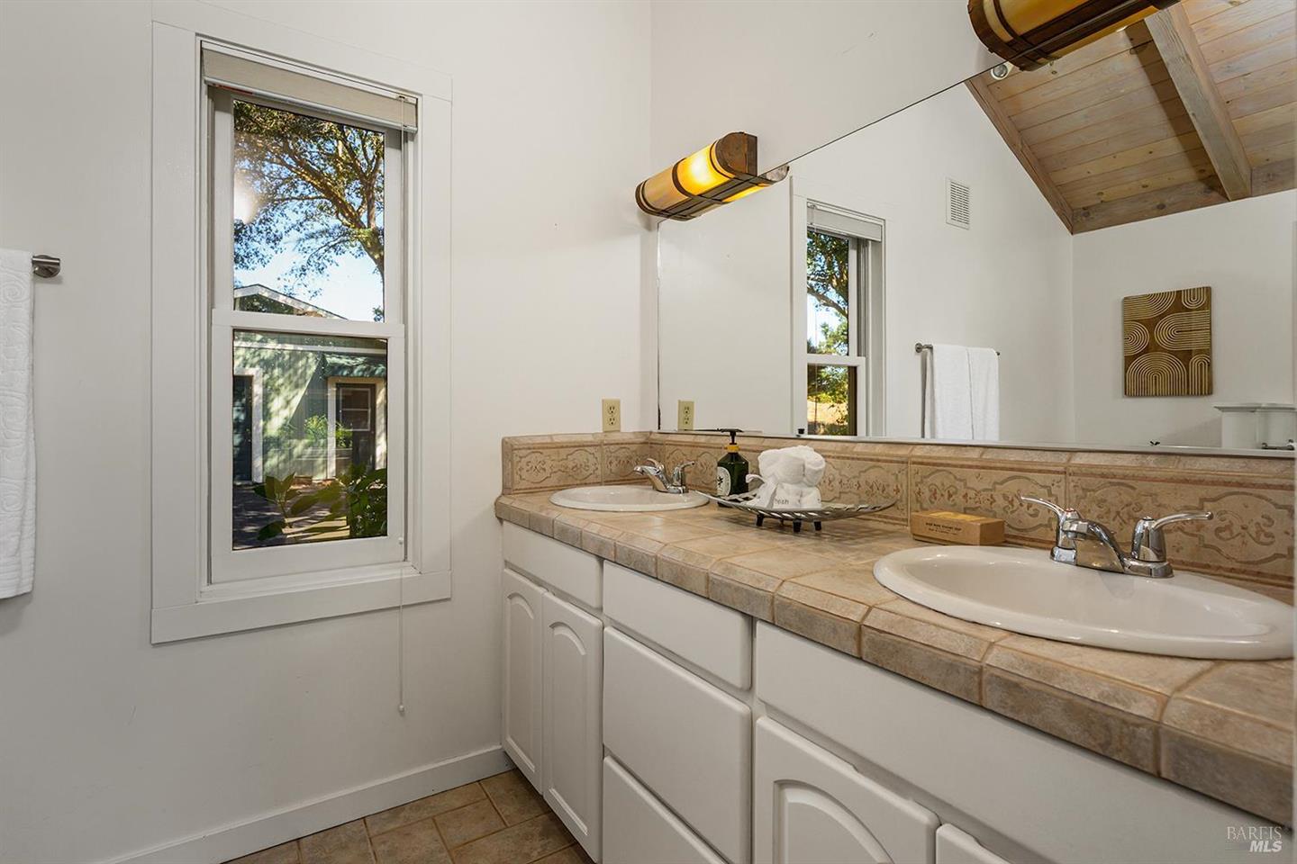 690 Palm Avenue photo 34