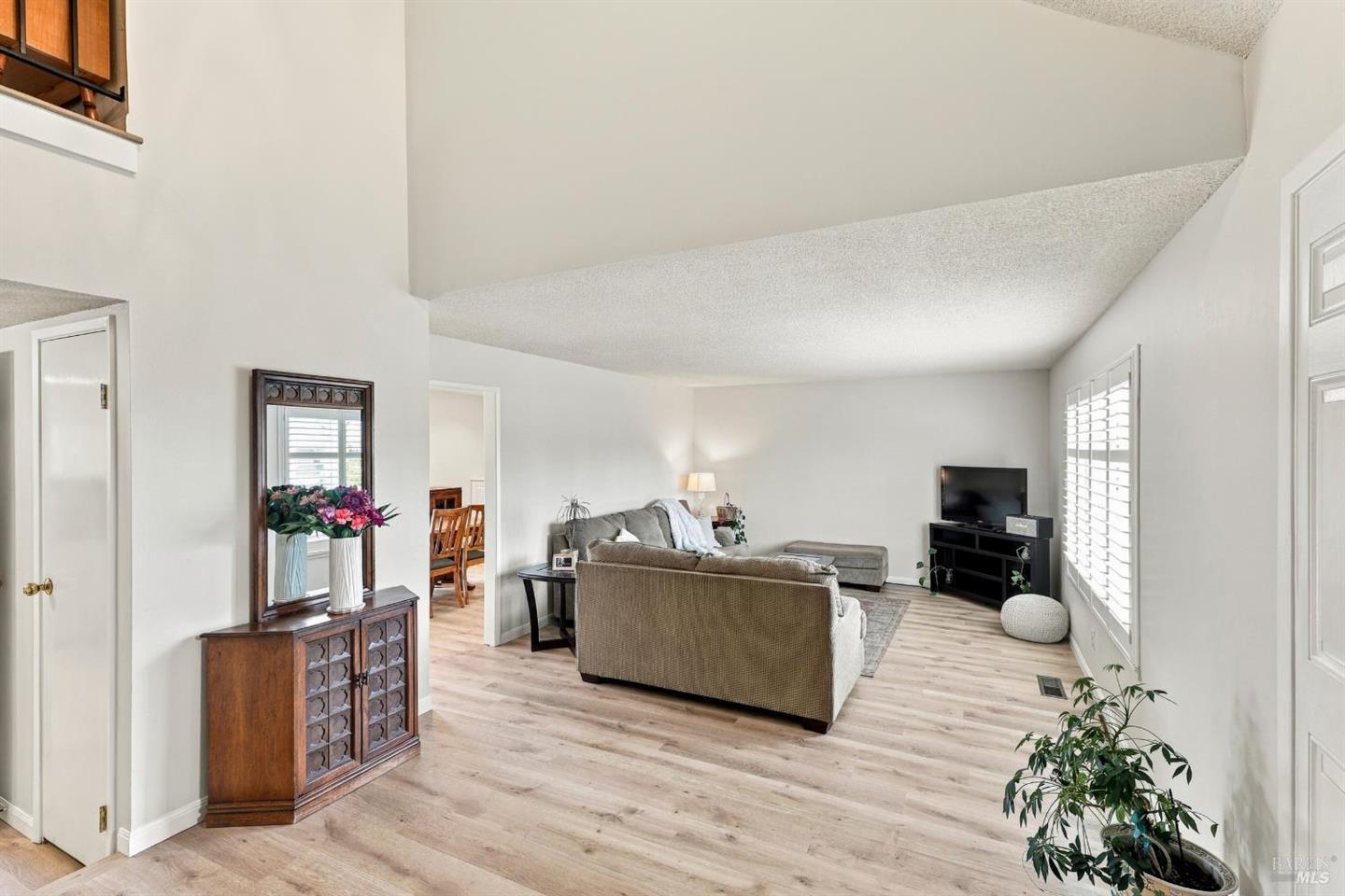 17 Eastside Circle photo 3