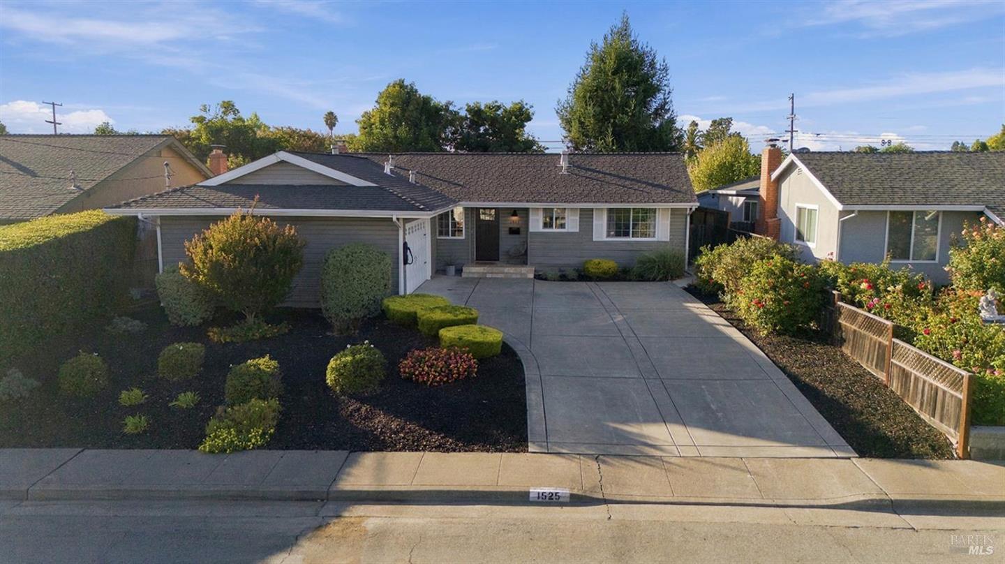 1525 Weaverly Drive, Petaluma, CA 94952/94954