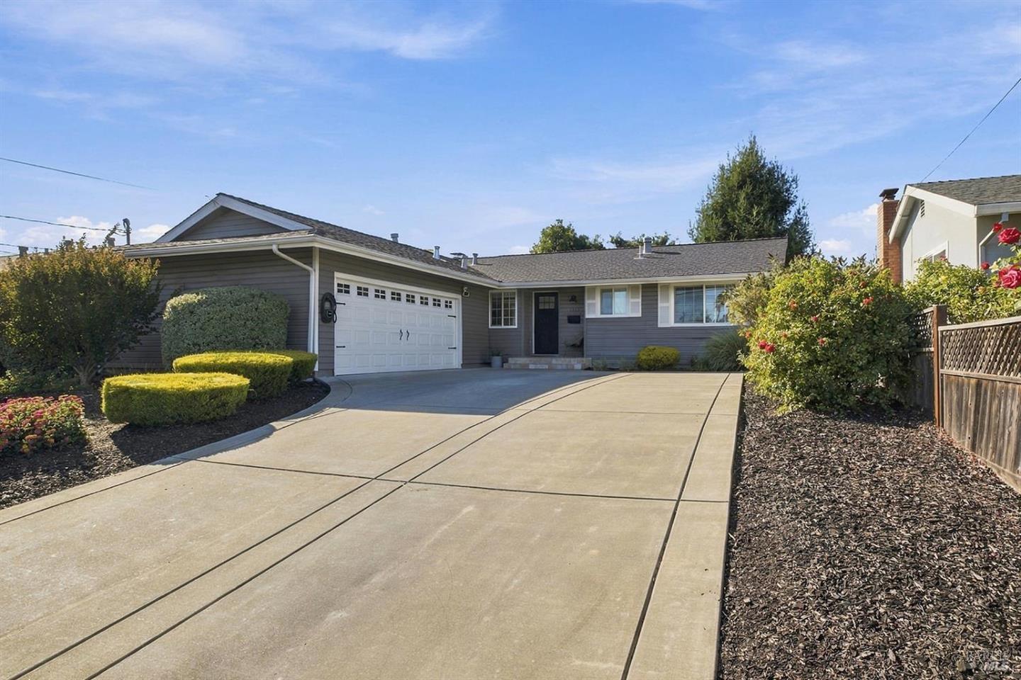 1525 Weaverly Drive photo 3