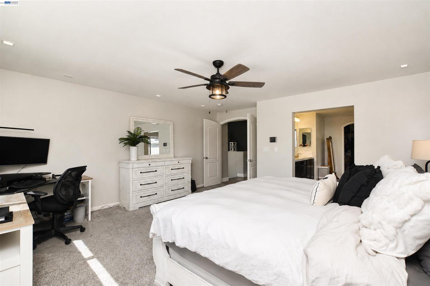 124 Tennyson Ct photo 27