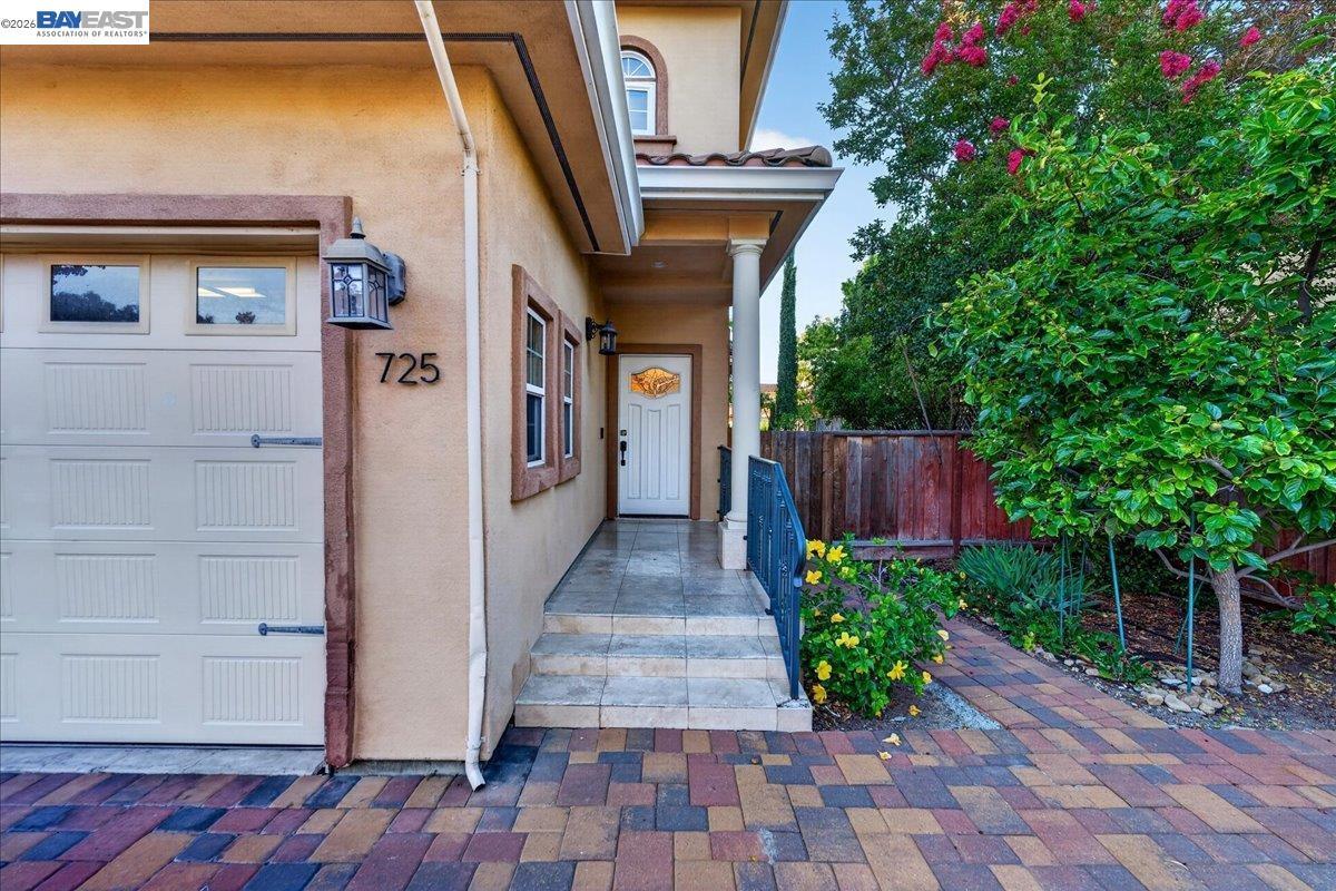 725 W Hacienda AVE photo 2