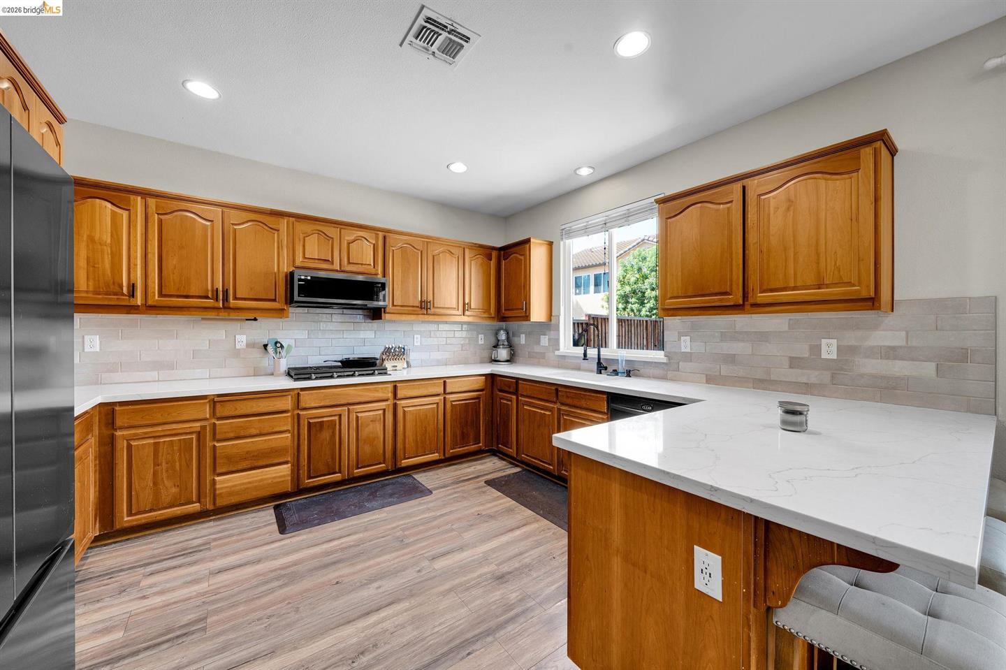 2340 Cambridge Dr photo 3