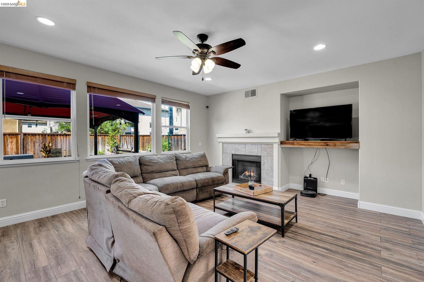 2340 Cambridge Dr photo 5