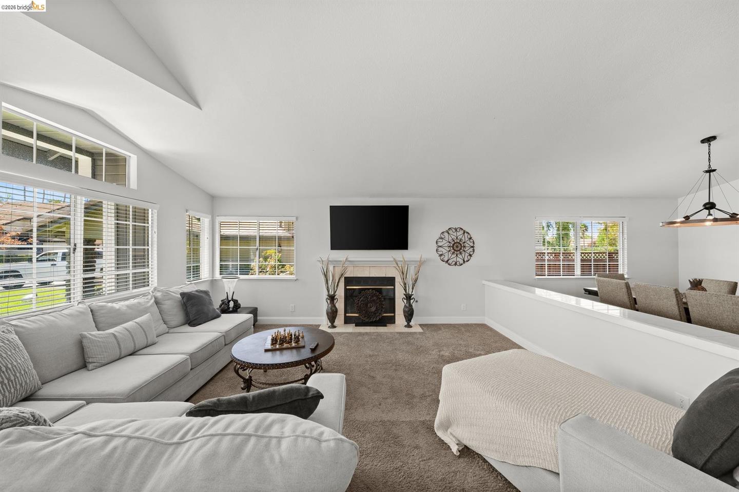 2212 Colonial Ct photo 3