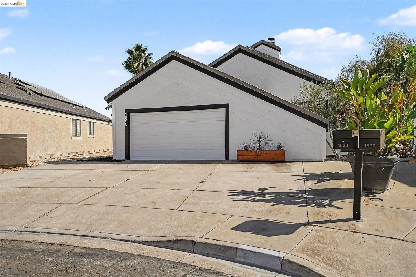 1820 Surfside Ct photo 2