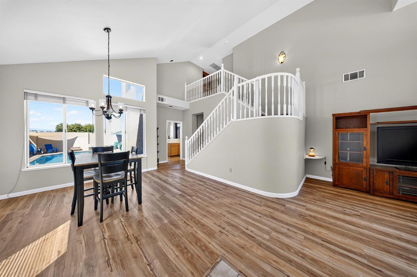 2218 Newport Court photo 5
