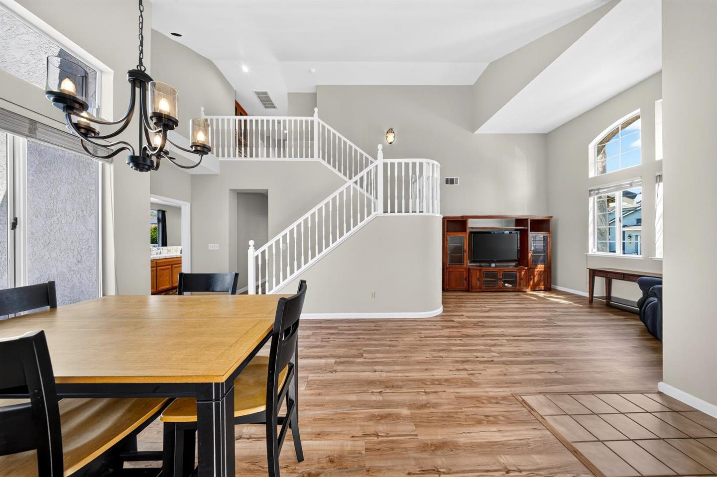 2218 Newport Court photo 6