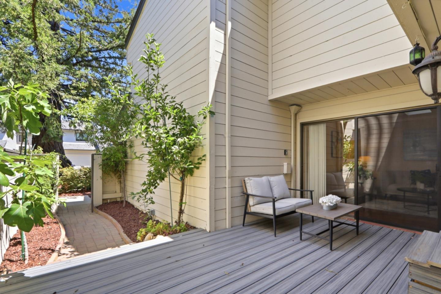 102 Lancewood Place photo 7