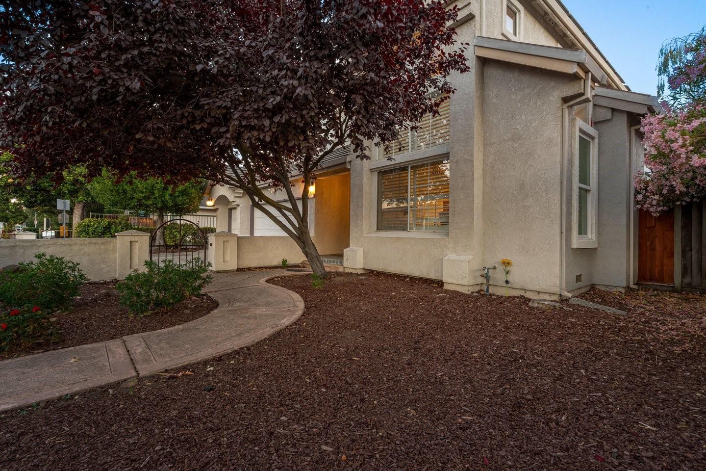674 W Sunnyoaks Avenue photo 4