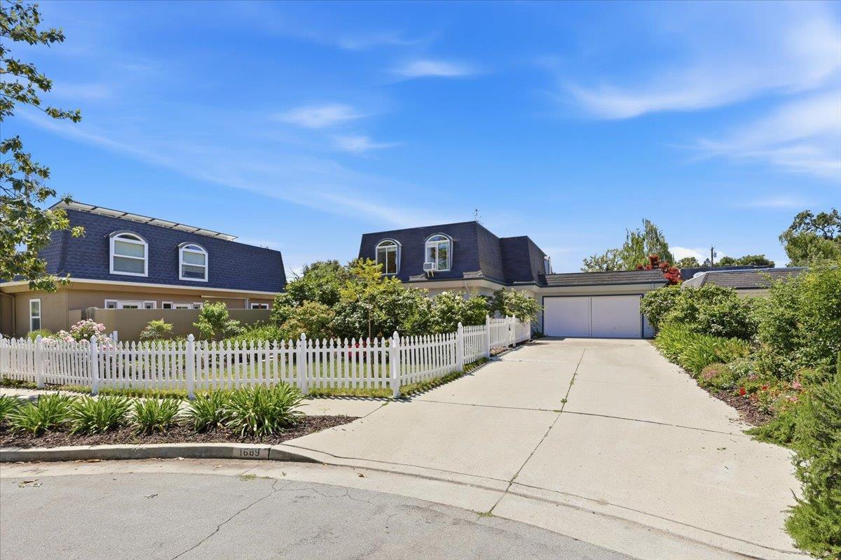 1689 Luika Place photo 2
