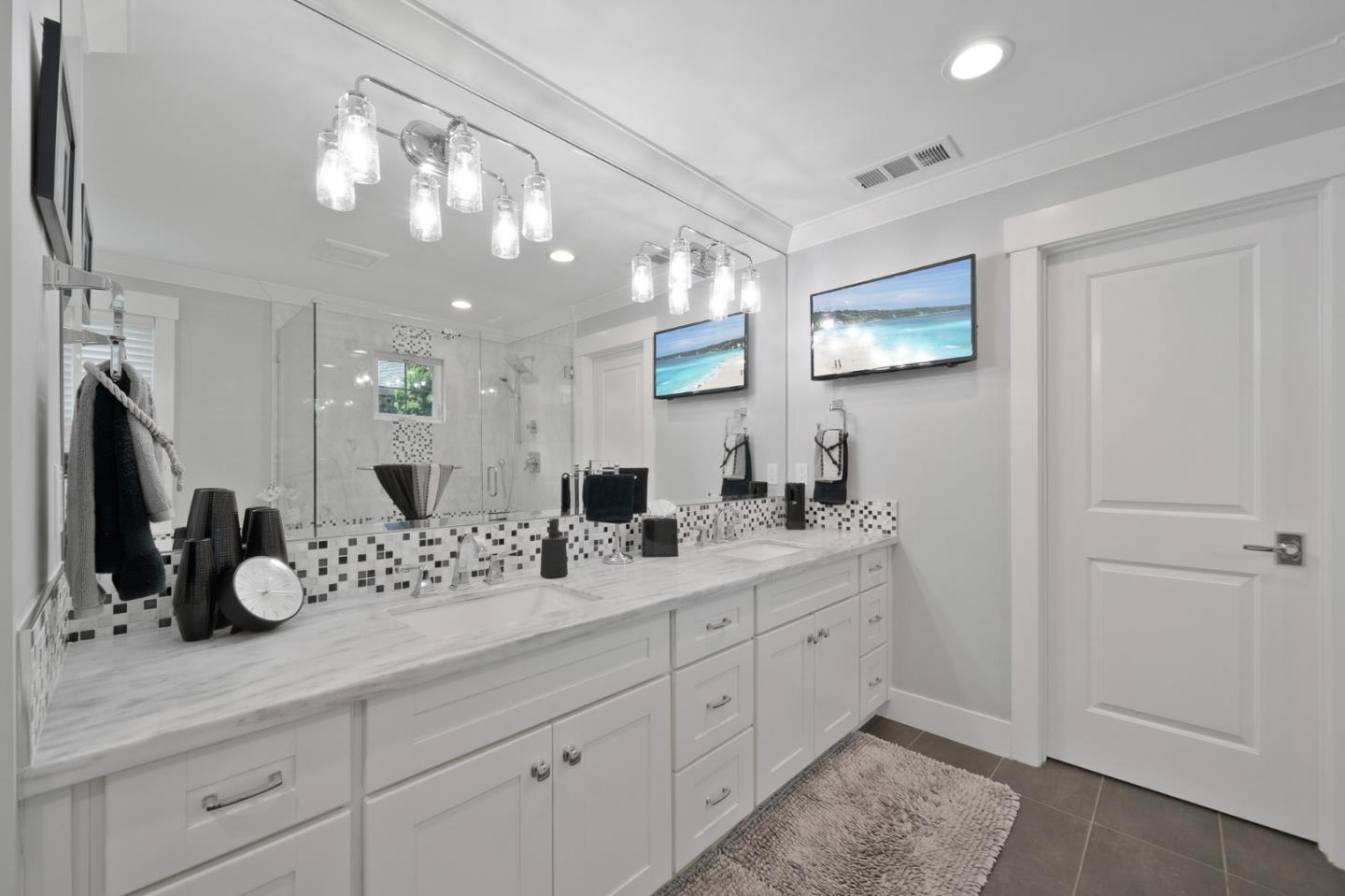 1052 Mcbain Avenue photo 88