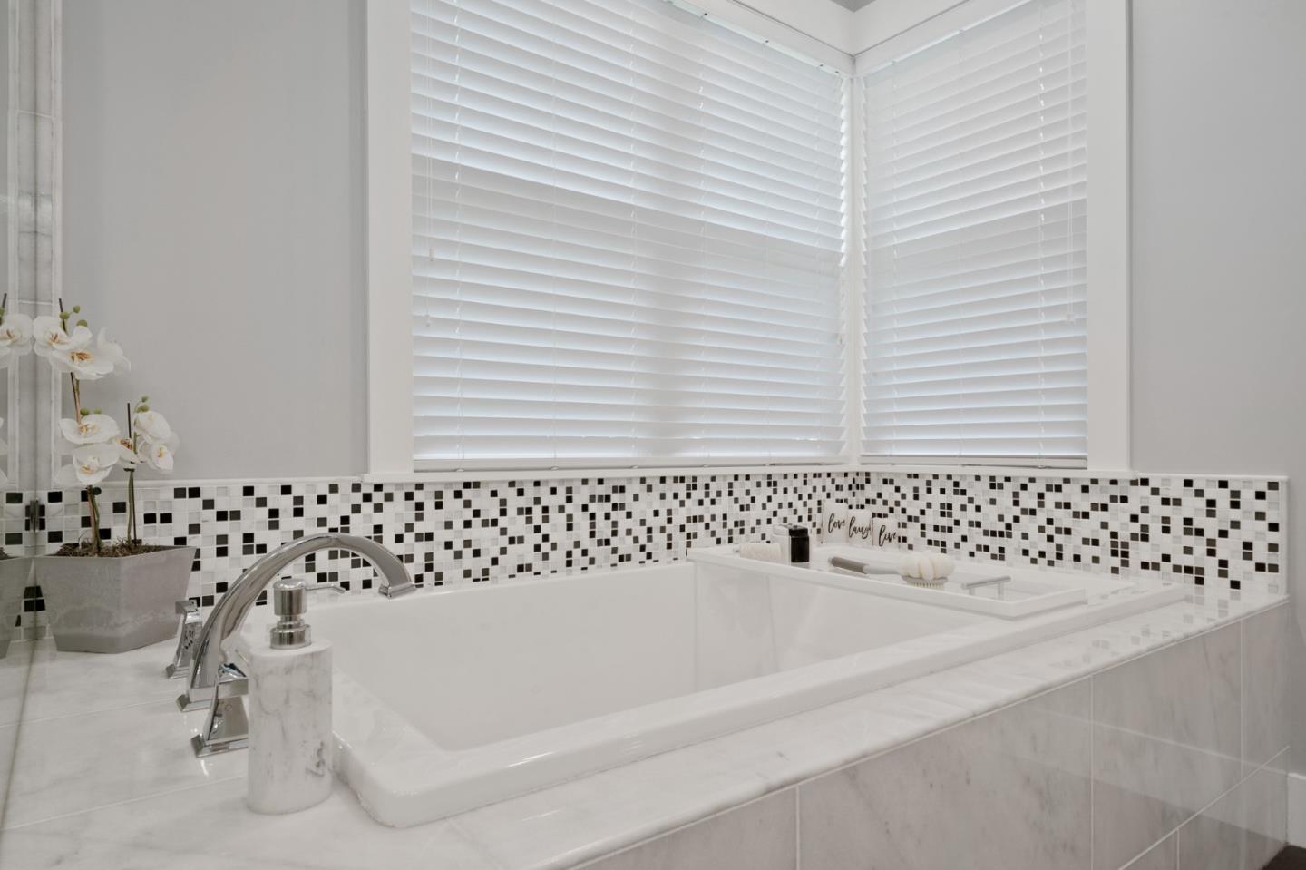 1052 Mcbain Avenue photo 94