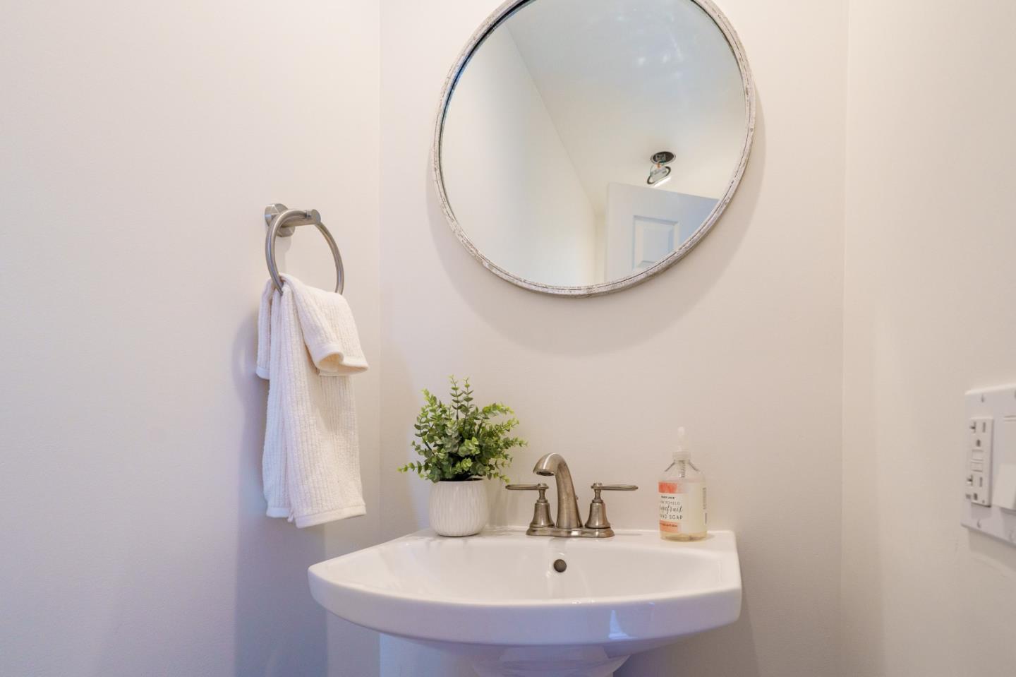 1044 Suzanne Court photo 33