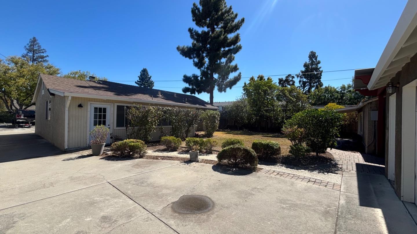 761 Margaret Lane photo 7