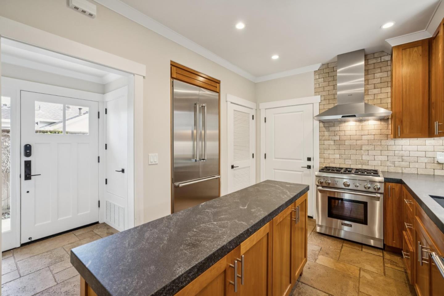 611 Myrtle Street photo 4