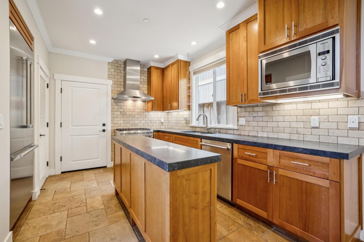 611 Myrtle Street photo 6