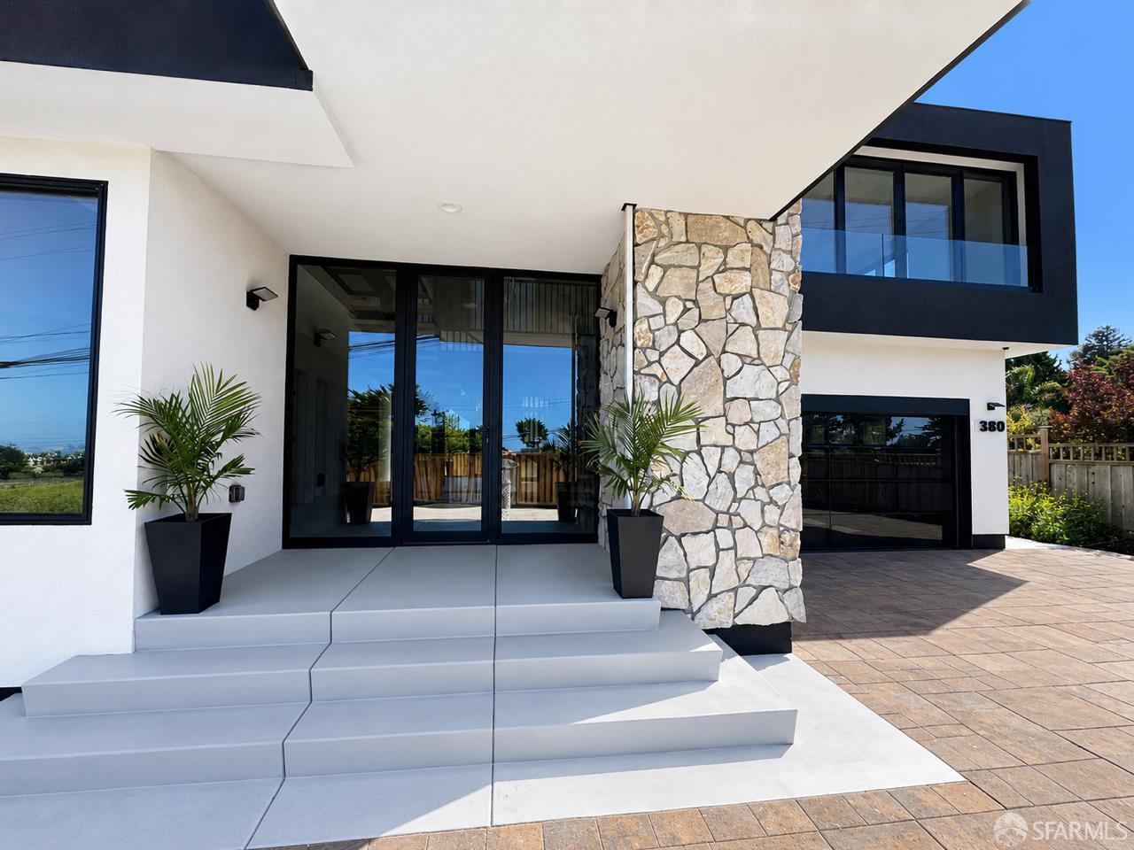 380 Medio Avenue photo 3